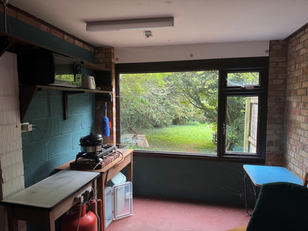 Lot: 47 - APPROXIMATELY HALF AN ACRE OF LAND WITH VACANT POSSESSION - Room adjacent to garage